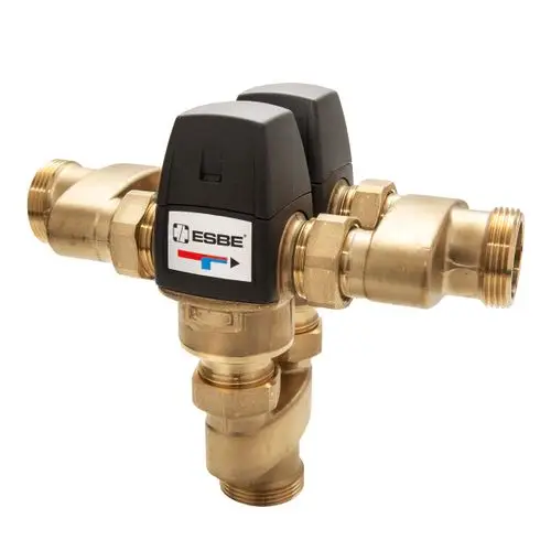 Mischautomateneinheit mit zwei Steuerungen, aus Messing mit Anschlussgewinde. Produkt von ESBE, geeignet zur Regelung der Wassertemperatur in hydraulischen Systemen.